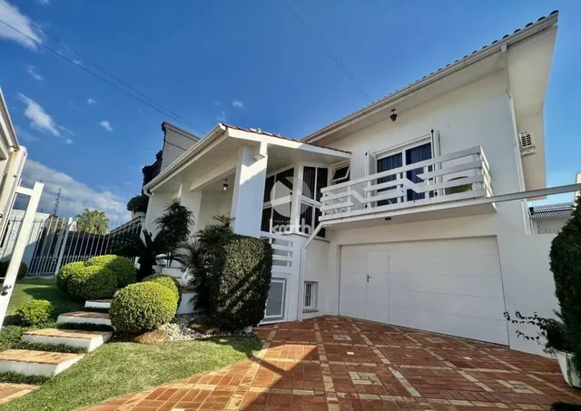 Fachada de uma casa branca em Lajeado, Brasil.