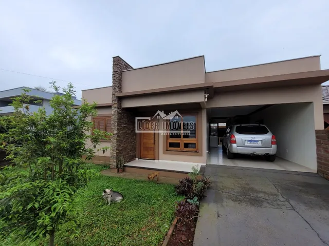 Fachada de uma casa em Lajeado, Brasil, com jardim e garagem.