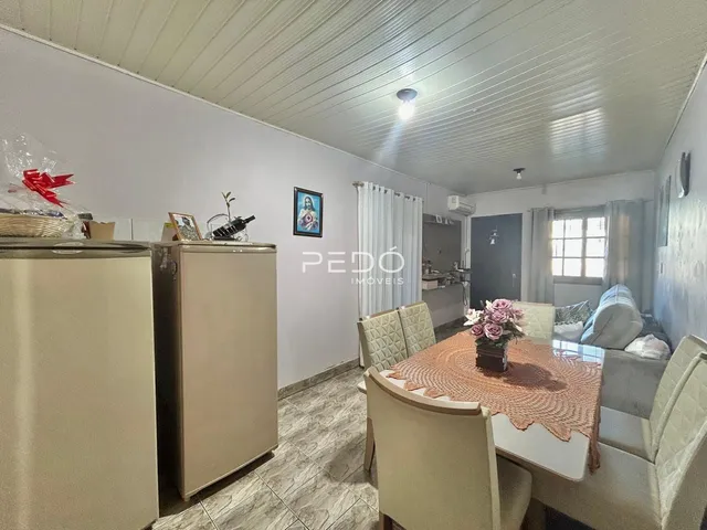 Sala de estar com sofá e mesa de jantar em imóvel no Lajeado.