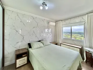 Quarto com paredes de mármore e vista para a paisagem.