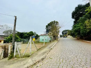 Vista da rua e da cerca de uma propriedade em Lajeado.