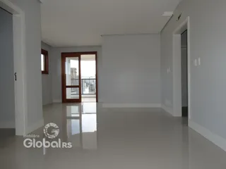 Interior de uma sala de estar com piso reflexivo e paredes brancas.