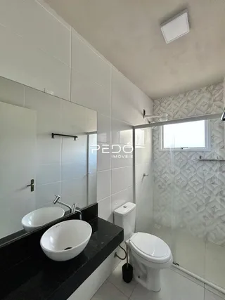 Foto de um banheiro moderno com revestimento branco e box de vidro.