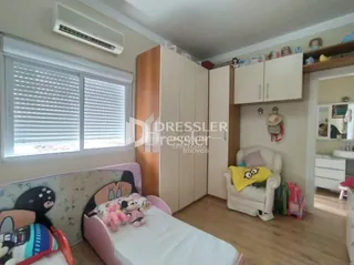 Quarto com armários embutidos e piso de madeira.