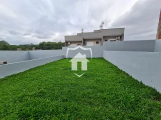 Vista de um gramado verde em uma propriedade em Lajeado, Brasil.