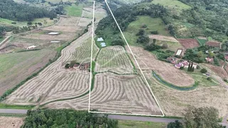 Vista aérea de uma área rural com campos abertos em Lajeado, Brasil.