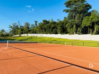 Imagem de uma quadra esportiva externa gramada.
