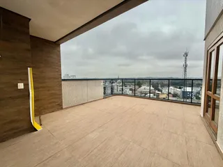Vista de uma varanda com piso de cerâmica e vista da cidade.