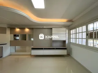Sala de estar moderna com teto curvo e armários planejados em um imóvel em Lajeado.