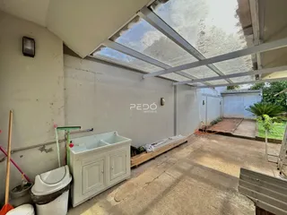 Interior de uma área com teto de vidro e paredes em construção em Lajeado.
