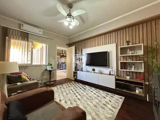 Sala de estar com piso de madeira e decoração moderna.