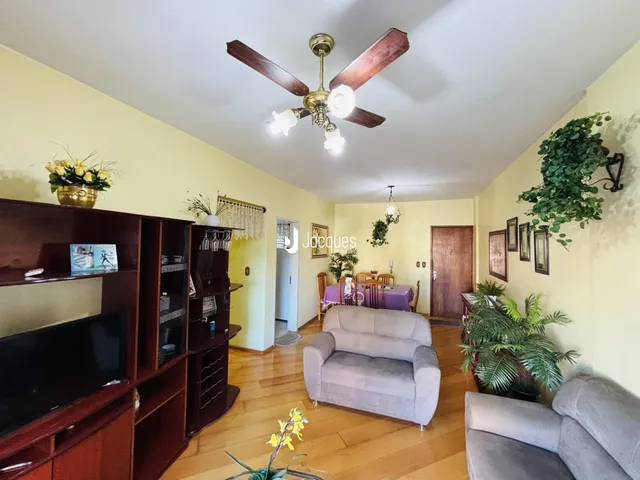 Sala de estar com piso de madeira e móveis de madeira no interior da residência.