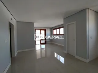 Sala de estar com piso claro e paredes cinza.
