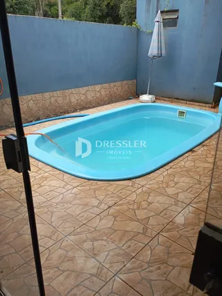 Foto de uma piscina externa em uma propriedade.