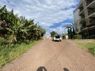 Vista da rua de terra em frente a um prédio residencial em Lajeado, Brasil.