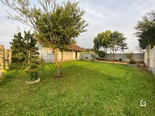 Exterior da casa em Lajeado com jardim gramado.