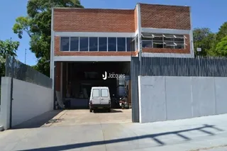 Fachada de um imóvel em Lajeado, Brasil, com alvenaria e estrutura metálica.