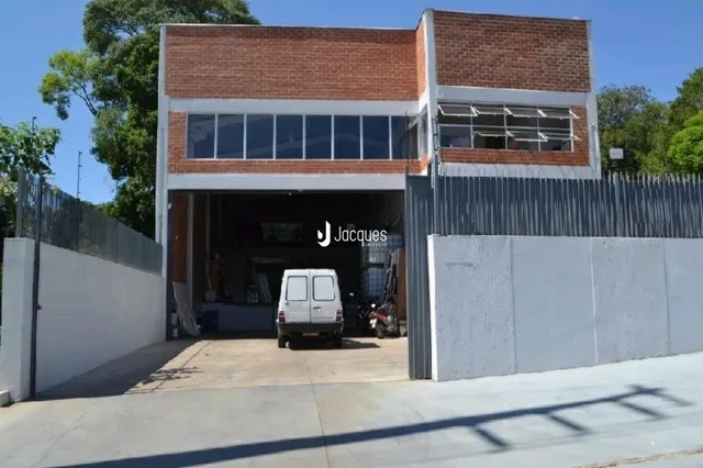 Fachada de um imóvel em Lajeado, Brasil, com alvenaria e estrutura metálica.