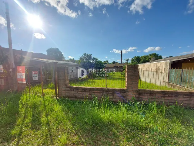 Vista externa de uma propriedade com cerca e grama alta em Lajeado.