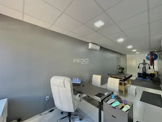Foto de um ambiente interno com escritório e área de academia.