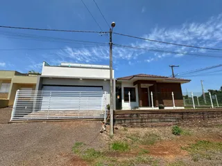 Fachada externa de uma residência com garagem em Lajeado, Brasil.