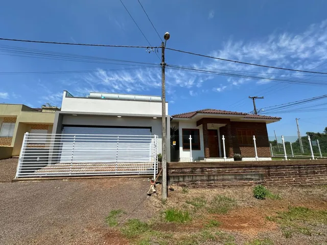 Fachada externa de uma residência com garagem em Lajeado, Brasil.