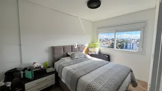 Quarto com cama e armário em um apartamento.