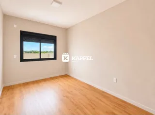 Ambiente interno com piso de madeira e janela em um imóvel.