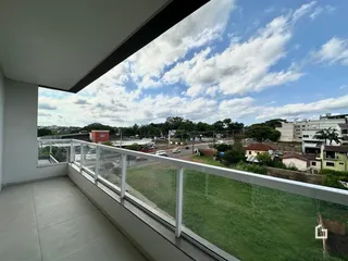 Vista da varanda com grade de vidro em Lajeado, Brasil.