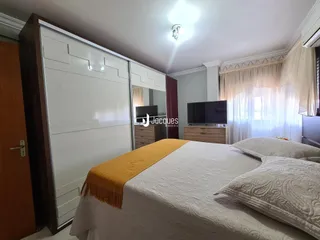 Quarto com cama e armário em um imóvel.