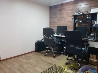Foto de um escritório com mesa e cadeiras em um imóvel.