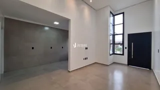 Vista interna de um corredor com paredes brancas e piso claro.