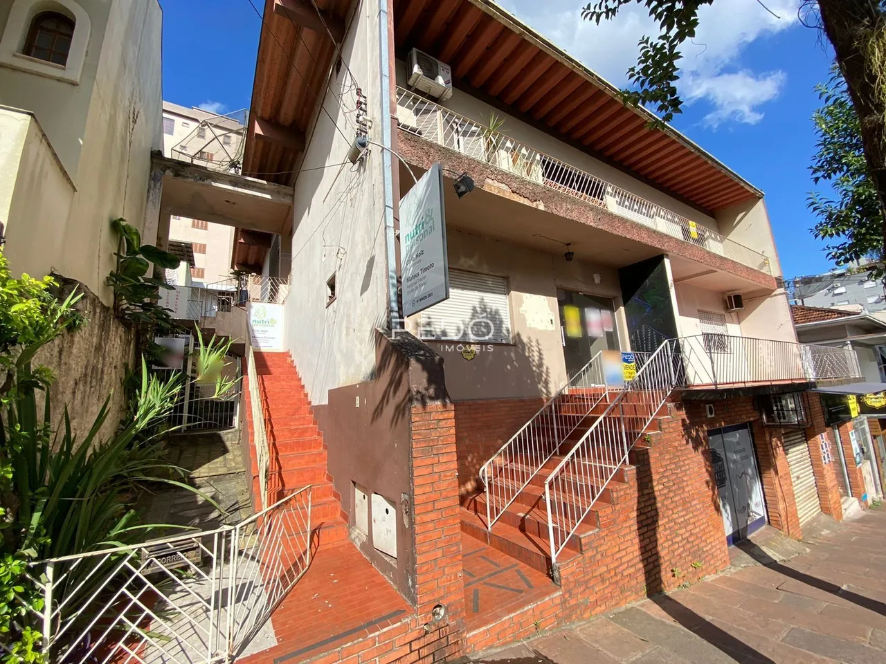 Fachada de um prédio residencial em Lajeado, Brasil, com escadarias e varandas.