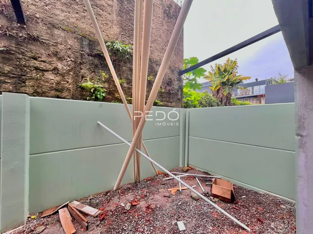Vista externa de uma parede de construção com estrutura de suporte em Lajeado.