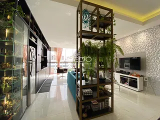 Ambiente moderno com piso claro e grandes janelas em uma residência.