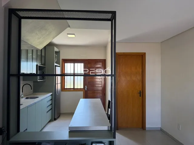 Vista interna de uma cozinha e área de passagem em um imóvel no Brasil.