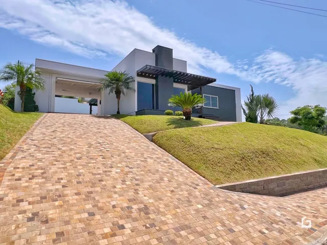 Fachada de uma casa em Lajeado, Brasil, com entrada pavimentada.