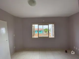 Ambiente interno de uma sala com paredes cinzas e piso de cerâmica.