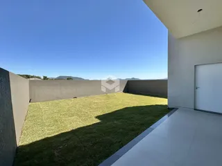 Um gramado verde se estende ao longo do quintal.