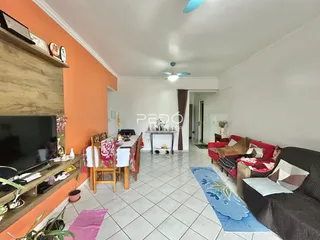 Sala de estar e jantar com paredes laranjas e piso de cerâmica.