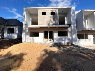 Fachada de uma casa moderna em Lajeado, Brasil, com paredes brancas e estrutura de dois andares.