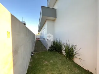 Vista da fachada de uma residência em Lajeado, Brasil com jardim lateral.