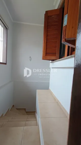 Hallway com escadas e acabamentos de madeira na propriedade.
