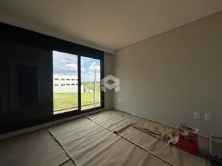 Foto de um cômodo com grande janela de vidro em uma propriedade em Lajeado.