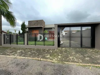 Fachada de uma residência em Lajeado, Brasil, com cerca e portão de ferro.