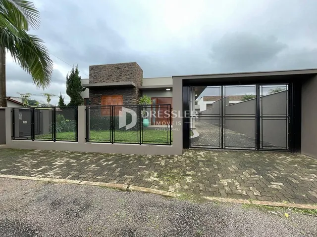 Fachada de uma residência em Lajeado, Brasil, com cerca e portão de ferro.