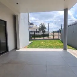 Vista de uma área externa pavimentada com piso de concreto.