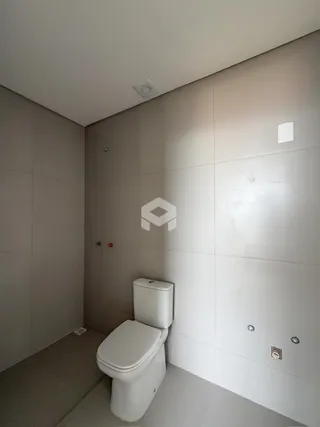 Foto de um banheiro interno com vaso sanitário em uma residência.