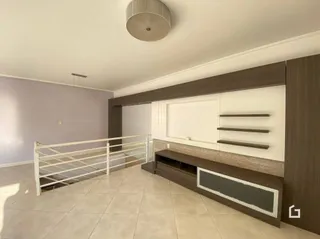 Interior de um ambiente com piso de cerâmica e painéis de madeira.