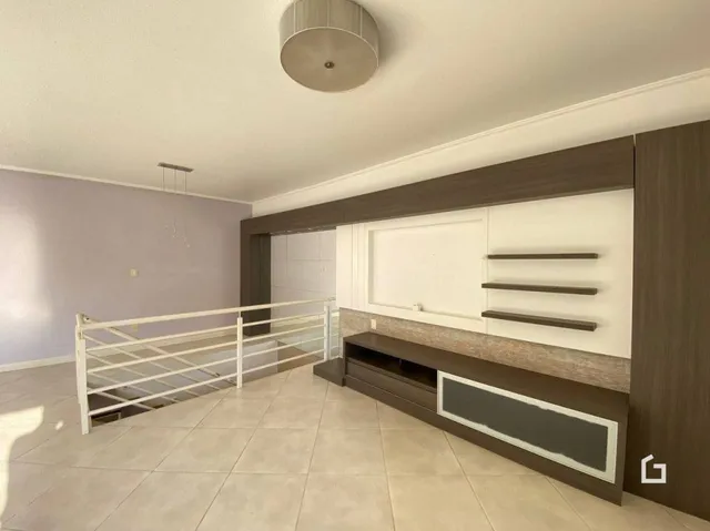 Interior de um ambiente com piso de cerâmica e painéis de madeira.